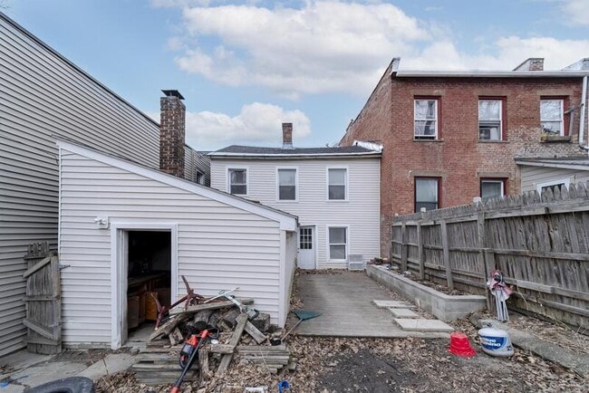 Building Photo - 824 2nd St