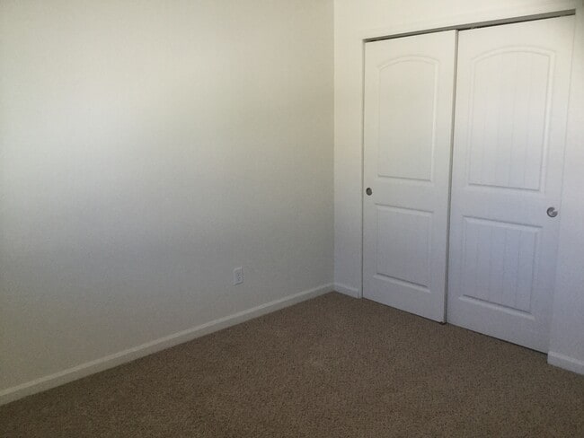 Building Photo - 3 BEDROOM 2.5 BATHROOM SADDLE RIDGE TOWNHOUSE