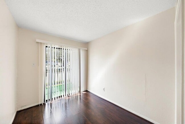 Building Photo - 2818 S Bartell Dr