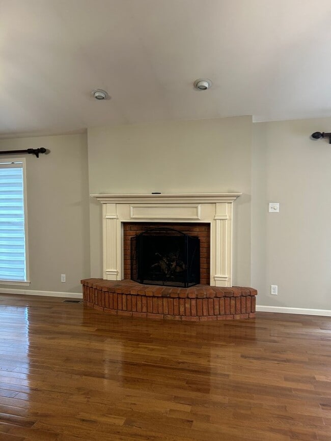 Building Photo - Beautiful Lake Home