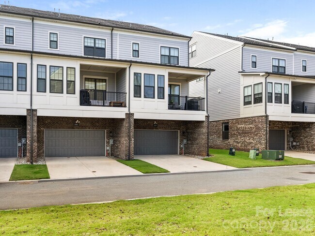 Building Photo - 2555 Deacon Ave