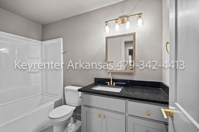 Building Photo - Beautifully renovated 3 bedroom, 2 bath | Fayetteville AR