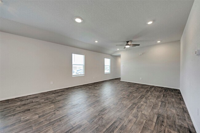 Building Photo - 105 Calgary Ln