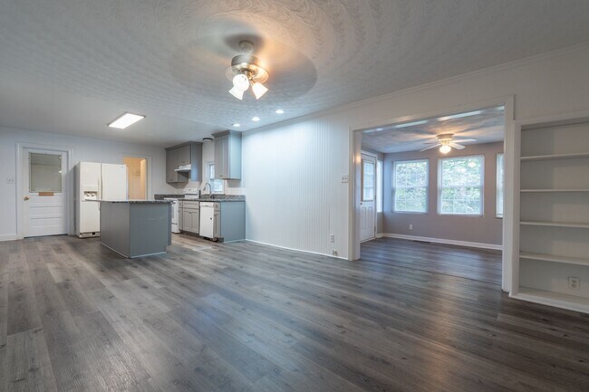 Building Photo - MOVE IN READY 4 Bedroom in Western Branch!