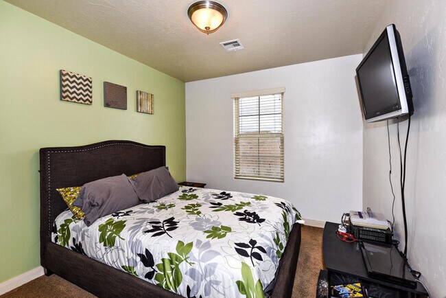 Building Photo - Casitas at Hidden Valley. Price Reduced!!