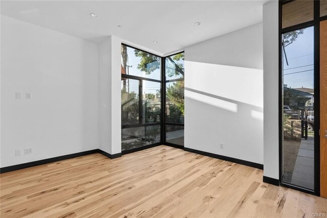 Building Photo - 922 W Clark Ave