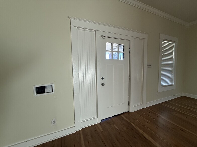 Building Photo - 1371 Ridgeway St