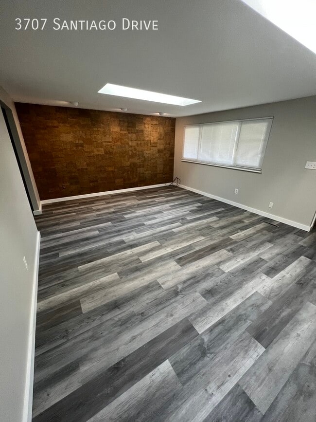 Building Photo - 3707 Santiago Dr