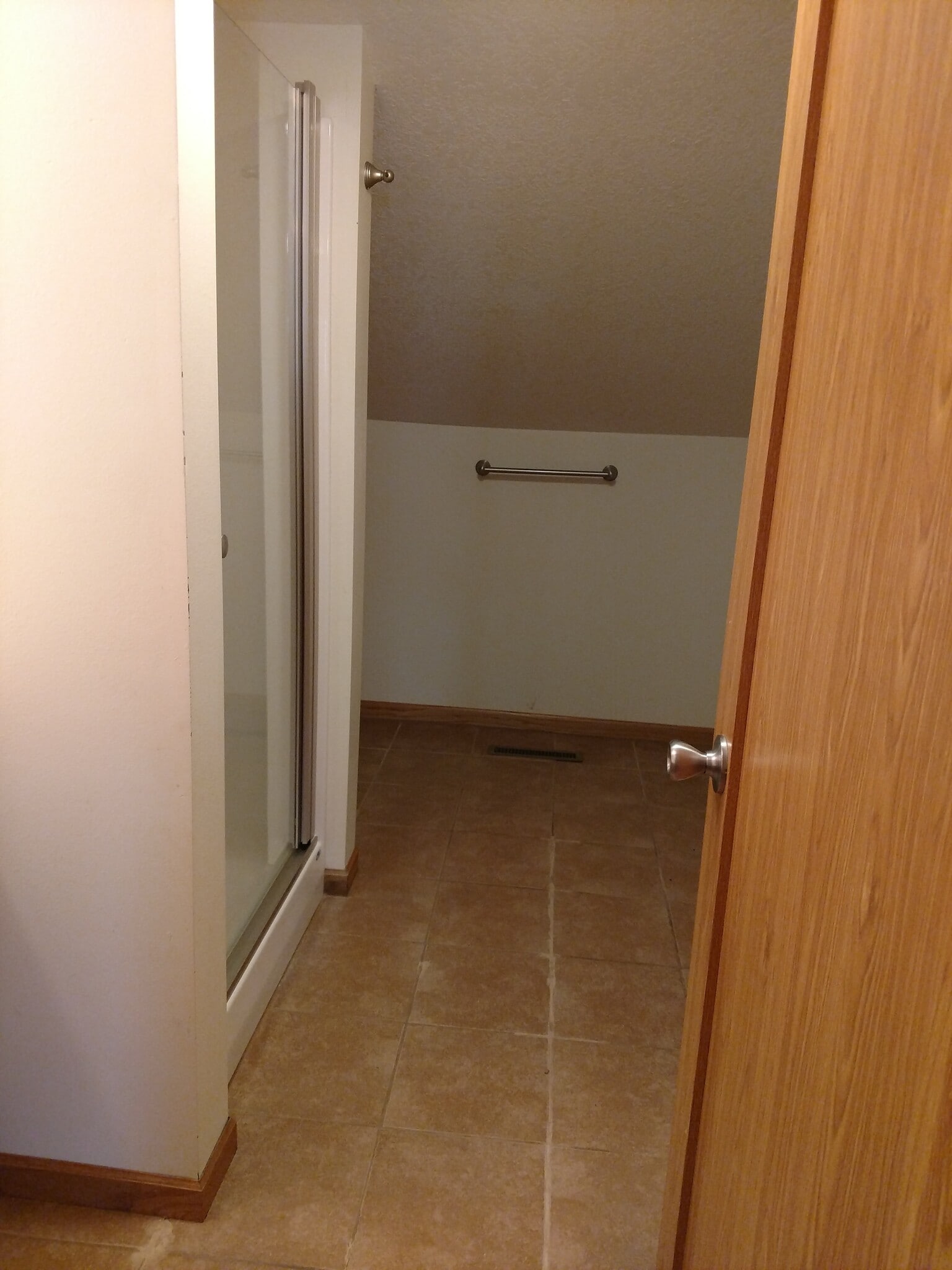 Upstairs Bath Large - 911 Johnson St