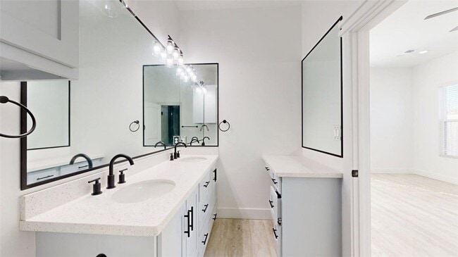 Building Photo - 4867 N Oakland Ln