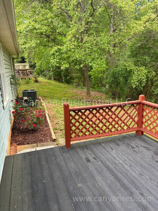 Building Photo - Stylish 3 Bed, 2 Bath Retreat: Modern Livi...