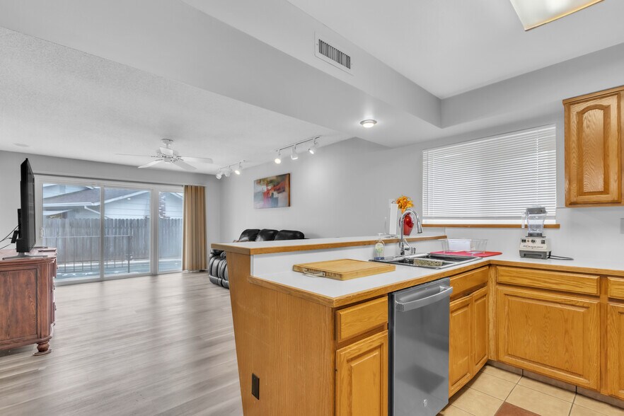 Building Photo - 6630 Lindbrook Way