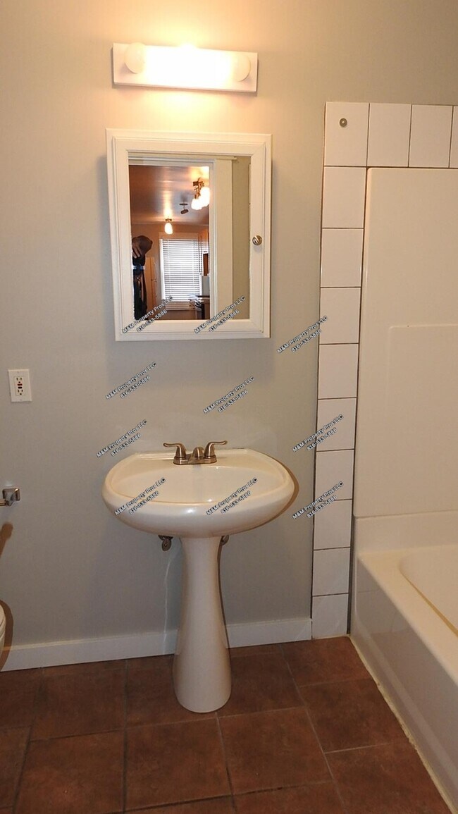 Building Photo - Charming 2 bedroom and 1 bath top-floor duplex located on Holmes St Kansas City, MO