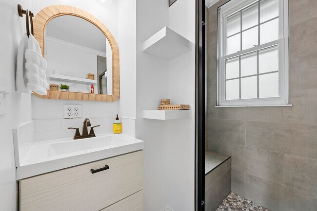 Building Photo - Updated Bungalow, Steps from Short North and OSU