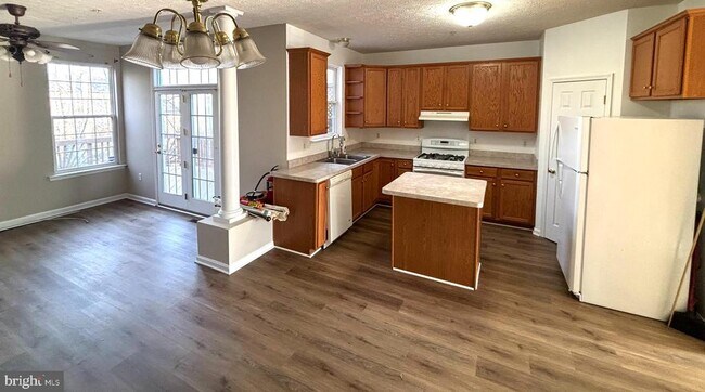 Building Photo - 8002 Bullfinch Pl