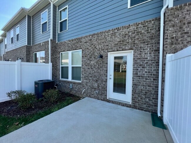 Building Photo - 3 Bed 2.5 Bath Townhome, Minutes from I-24 & The Avenue!