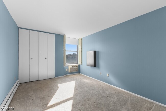 Building Photo - 355 River Rd