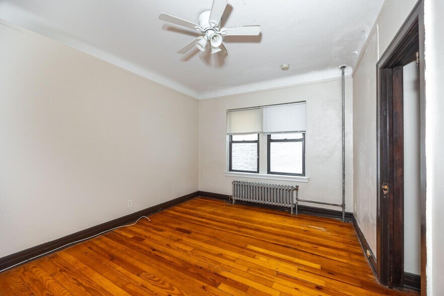 Building Photo - 948 W Cuyler Ave