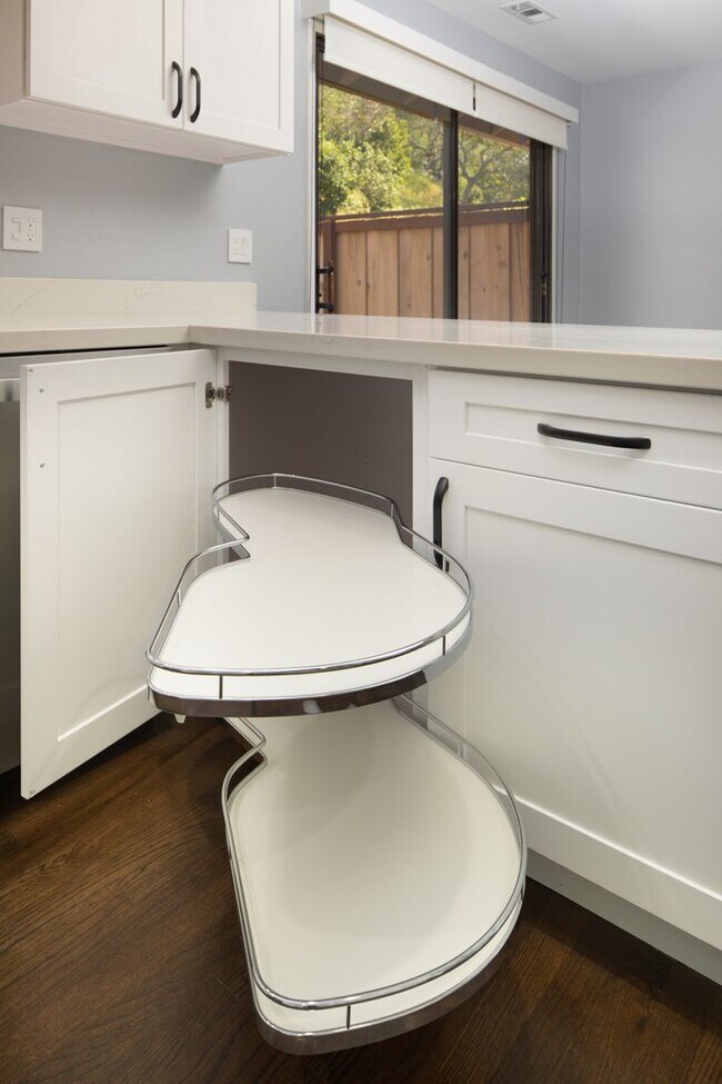 Building Photo - Gorgeous 3bd/2ba Townhouse, complete interior renovation, Modern upgrades, Community Pool -FOUNDA...