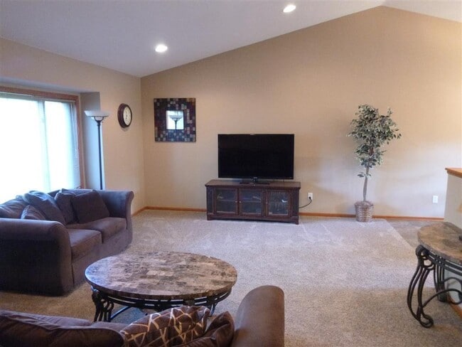 Building Photo - 4Bdrm-3bath Split NW Rochester