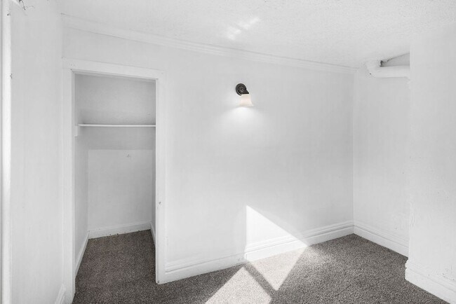 Building Photo - Centrally Located to Downtown Lansing