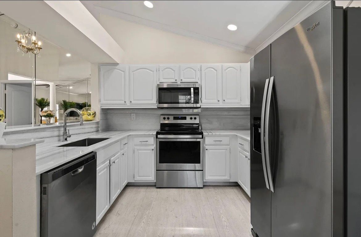 Building Photo - 9293 Heathridge Dr