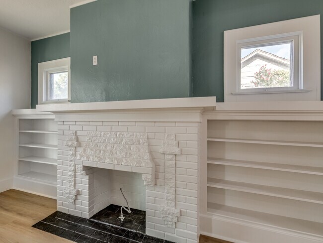 Building Photo - 1723 W Park Pl