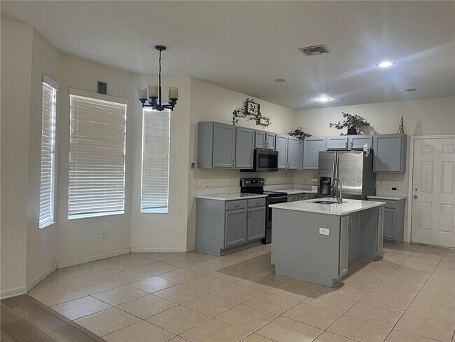 Building Photo - 4943 SW 41st Pl