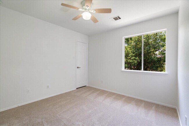 Building Photo - 1025 Doras Dr