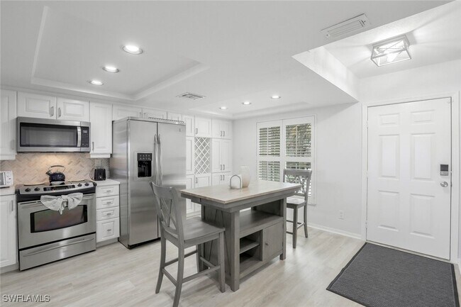 Building Photo - 9101 Vanderbilt Dr