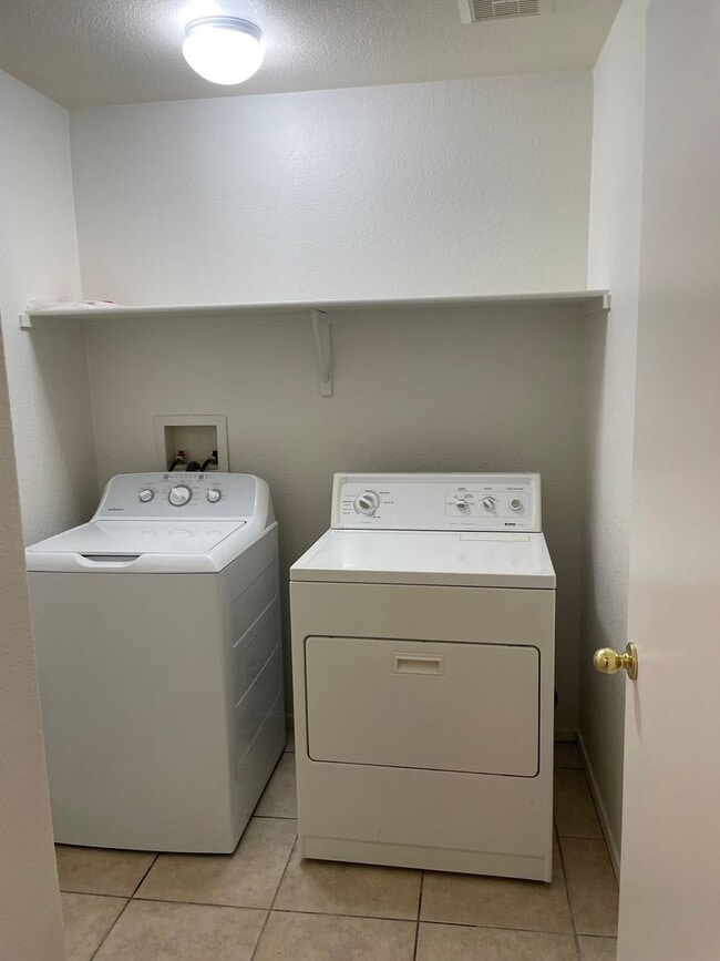 Building Photo - Large 3 Bedroom! Master Bedroom w/ Sitting Room!