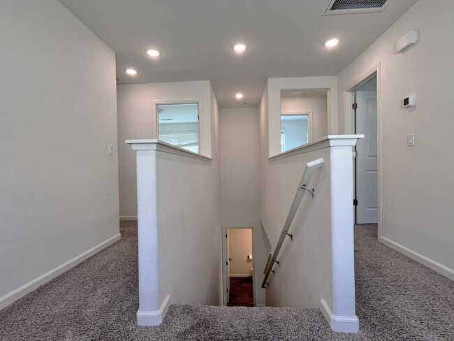Building Photo - 537 Farmhouse Ln