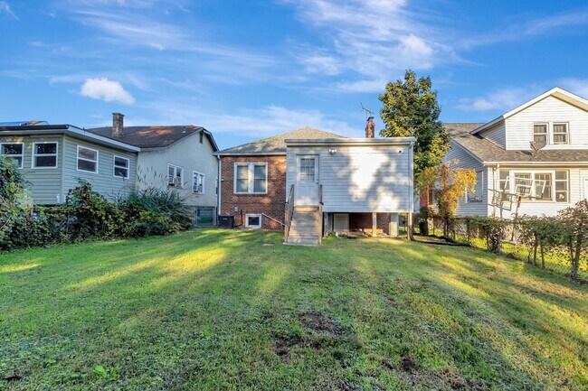 Building Photo - Beautiful Cape Cod 5 Bedroom