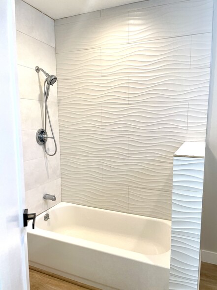 3rd bathroom with tub - 10134 Memory Park Ave