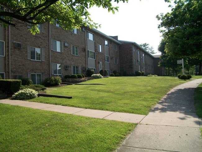 Building Photo - Twin Oaks West Apartments