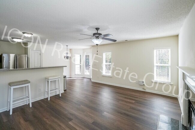 Building Photo - 2/2.5 end unit townhome in Woodstock