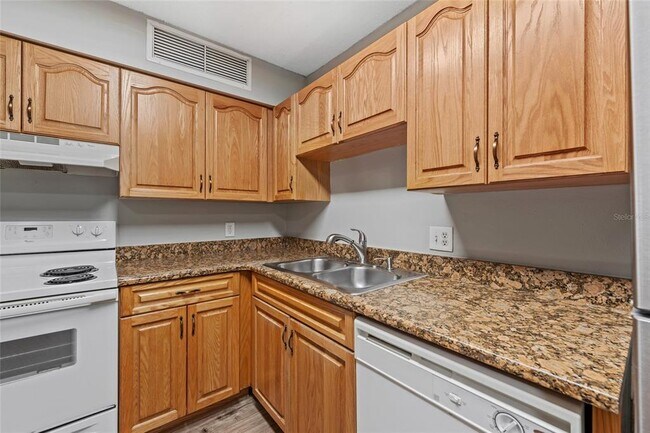 Building Photo - 370 Lake Placid Ct