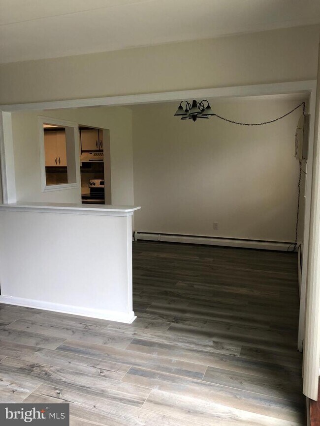 Building Photo - 1575 W St Rd