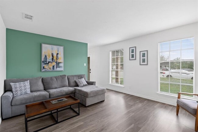 Building Photo - 405 E Logan St