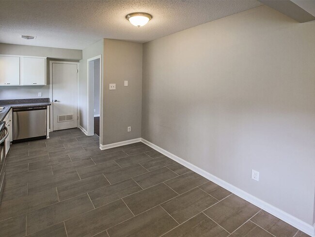 Building Photo - UPDATED & CUTE 3 bed, 2 bath home.