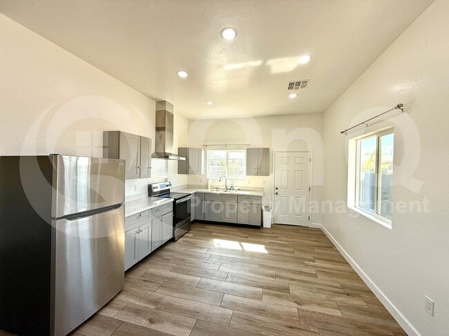 Building Photo - 2939 W Polk St