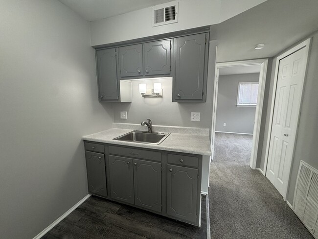 Building Photo - 4441 Oakwood