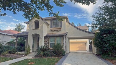 Building Photo - Beautiful 4 Bedroom, 2.5 Bathroom Home!