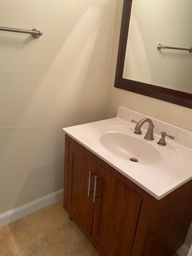 Building Photo - 2500 Parkview Dr