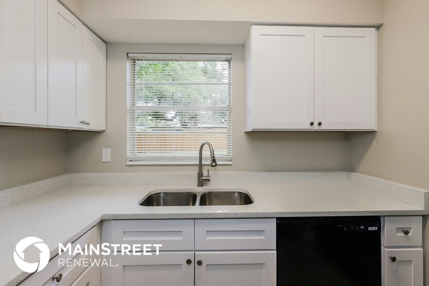 Building Photo - 510 Hedge Row Rd