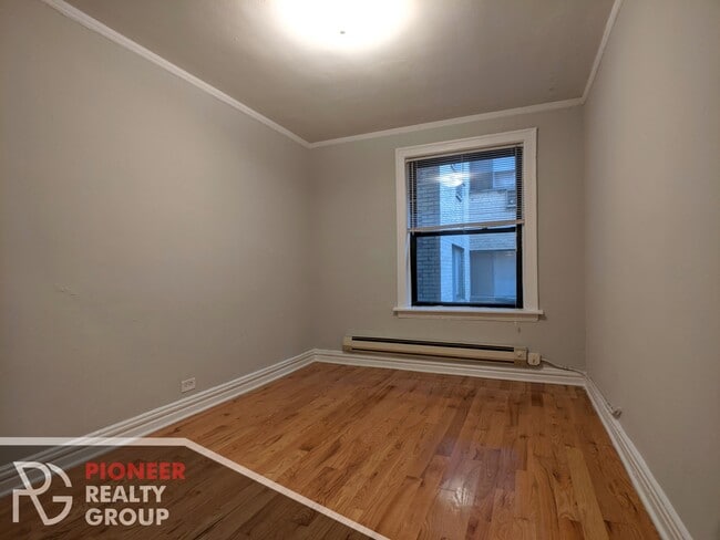 Building Photo - 425 W Roscoe St