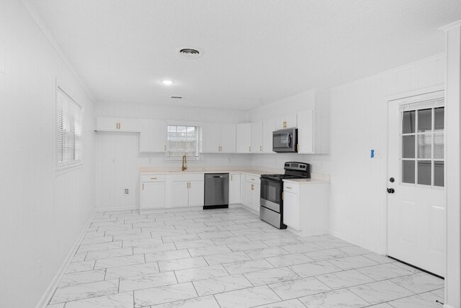 Building Photo - 5 bedroom 3 bath in Covington recently renovated just off the town square