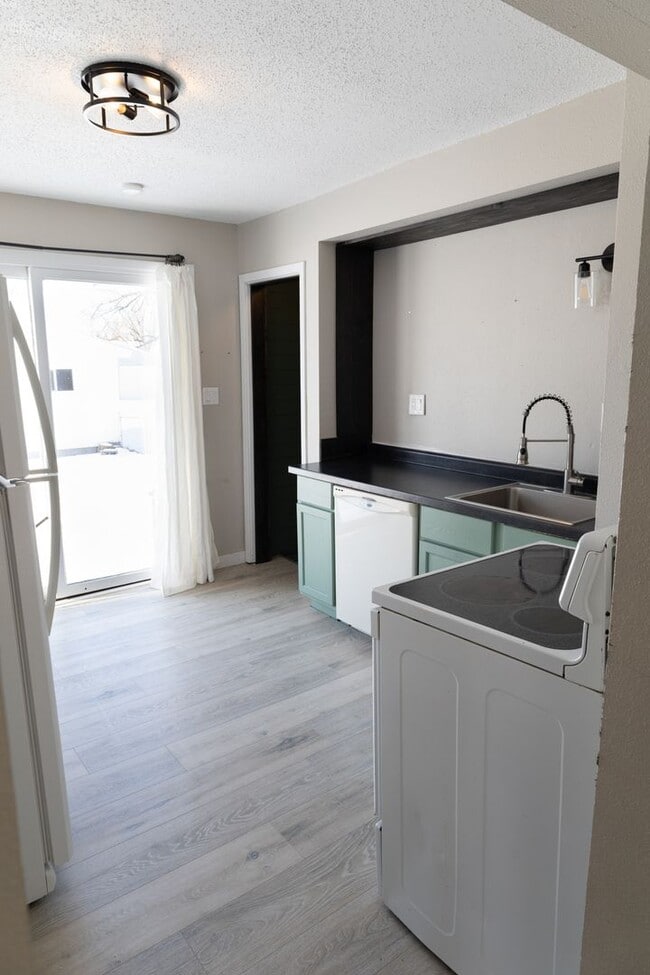 Building Photo - UPDATED 3 Bedroom 1 Bathroom single family home