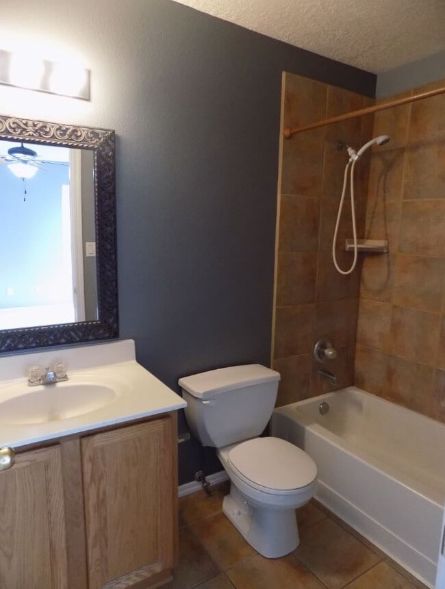 Building Photo - Beautiful 3 Bedroom 2 Bathroom Home Located in Ventana Ranch!!