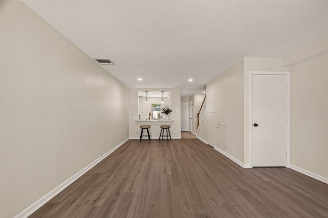 Building Photo - 5056 Glenmont Dr